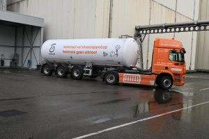 Sinasappelsap met elektrische vrachtwagen van Continental Juice naar de klant.